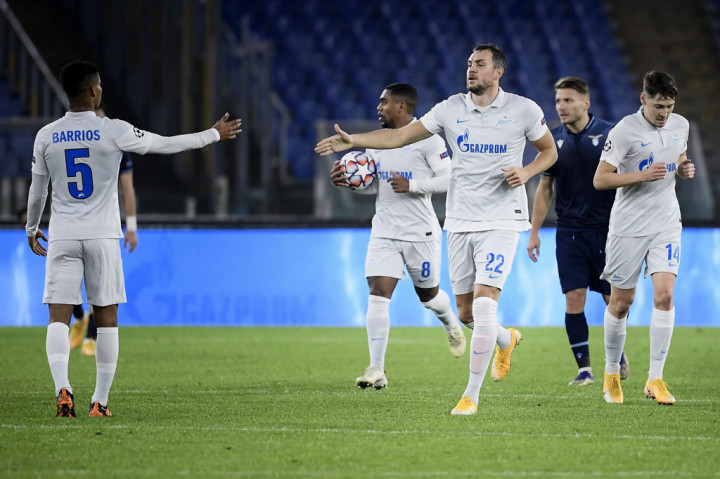 Zenit memperkecil ketertinggalan tiga menit kemudian. Umpan Yaroslav Rakistskiy berhasil dimaksimalkan oleh Artem Dzyuba untuk mencetak gol. Skor 2-1 bertahan hingga jeda.