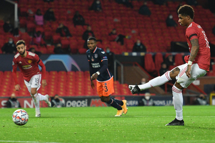 Pada menit ke-33, MU mendapat hadiah tendangan penalti setelah Marcus Rashford dijatuhkan Boli Bolingoli yang dikonfirmasi wasit Ovidiu Hategan sepersetujuan VAR. Rashford dengan dingin memperdaya Gunok untuk memperbesar keunggulan MU 3-0.