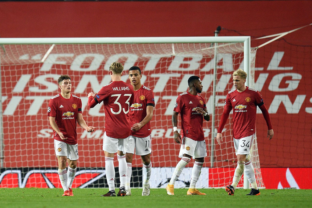 Pada menit kedua injury time, Daniel James melengkapi kemenangan MU jadi 4-1 menyelesaikan umpan matang kiriman Mason Greenwood.