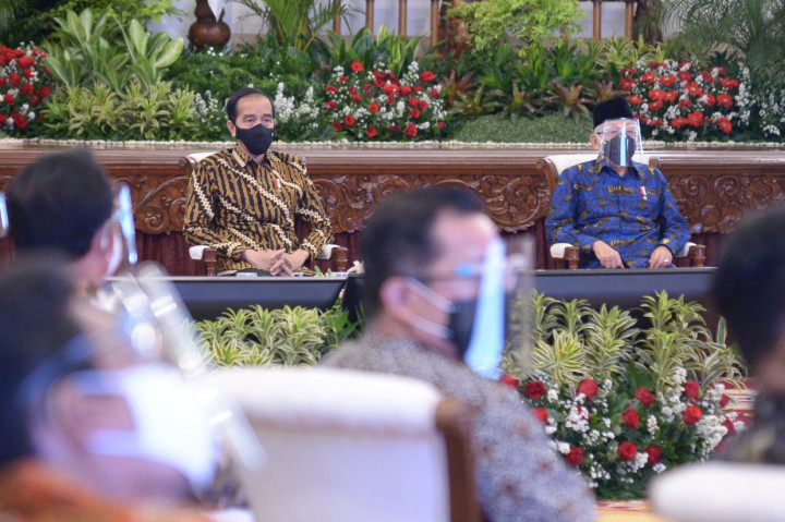Presiden juga menyampaikan untuk memanfaatkan APBN dan APBD dengan cermat untuk mengerakkan perekonomian.