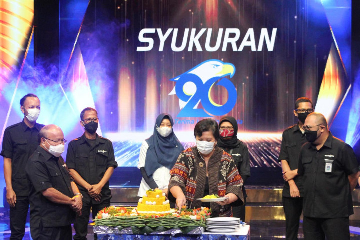 Deputy Chairman Media Group Lestari Moerdijat (tengah) disaksikan President Director Metro TV Don Bosco Selamun (kiri) dan CEO Media Group M. Mirdal Akib (kanan) memotong nasi Tumpeng pada puncak peringatan harijadi Metro TV di Grand Studio, Jakarta.