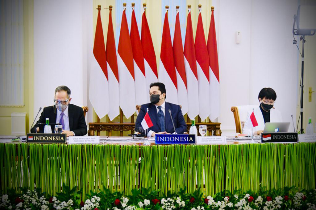 Turut mendampingi Presiden Jokowi dalam acara tersebut adalah Menteri Luar Negeri Retno Marsudi, Menteri Badan Usaha Milik Negara Erick Thohir, dan Wakil Menteri Luar Negeri Mahendra Siregar. Sementara, Menteri Koordinator Bidang Kemaritiman dan Investasi Luhut Binsar Pandjaitan bergabung dari lokasi terpisah.