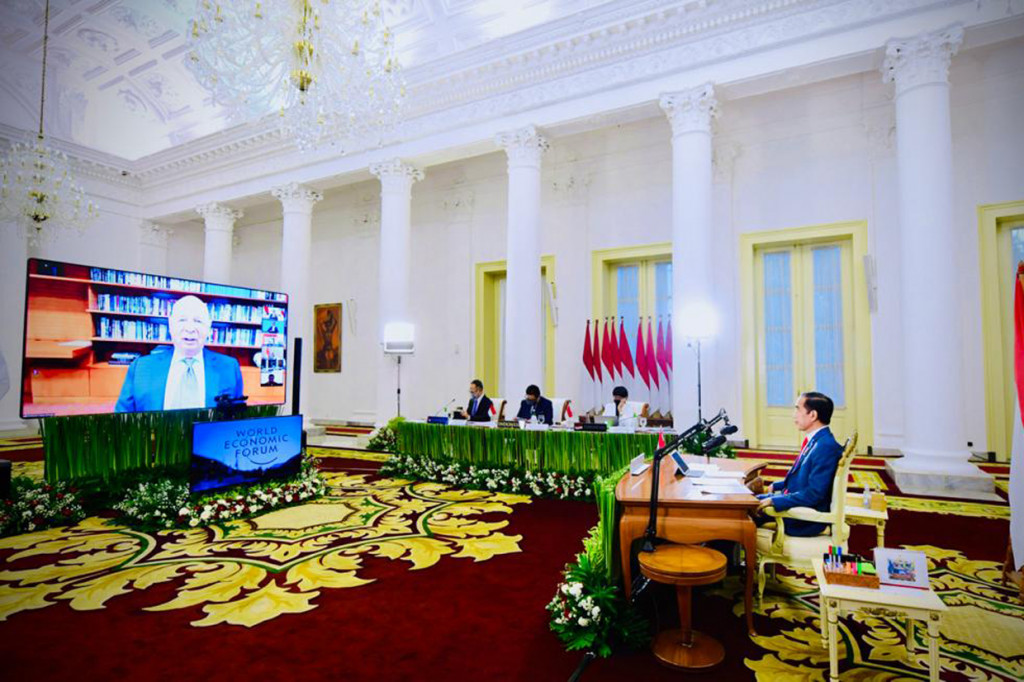 Indonesia sendiri telah melakukan beberapa terobosan, antara lain memanfaatkan biodiesel B-30, mengembangkan green diesel D100 dari bahan kelapa sawit yang menyerap 1 juta ton sawit produksi petani, memasang ratusan ribu Pembangkit Listrik Tenaga Surya di atap rumah tangga, serta mengolah biji nikel menjadi baterai litium yang dapat digunakan di ponsel dan mobil listrik.
