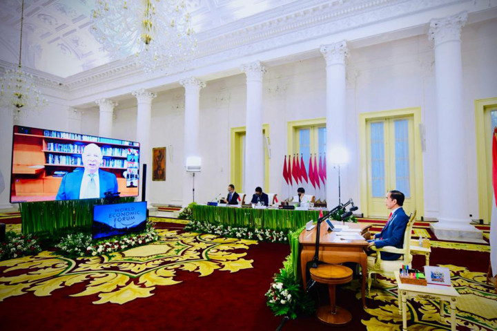 Indonesia sendiri telah melakukan beberapa terobosan, antara lain memanfaatkan biodiesel B-30, mengembangkan green diesel D100 dari bahan kelapa sawit yang menyerap 1 juta ton sawit produksi petani, memasang ratusan ribu Pembangkit Listrik Tenaga Surya di atap rumah tangga, serta mengolah biji nikel menjadi baterai litium yang dapat digunakan di ponsel dan mobil listrik.
