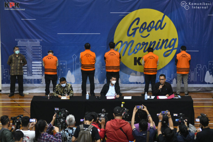 Wakil Ketua KPK Nawawi Pomolango (kanan) didampingi Deputi Penindakan Karyoto (kiri) dan Plt Juru Bicara KPK Ali Fikri menunjukkan tersangka berikut barang bukti pada konferensi pers penetapan tersangka kasus dugaan korupsi ekspor benih lobster di Gedung KPK, Jakarta, Kamis, 26 November 2020 dini hari. 