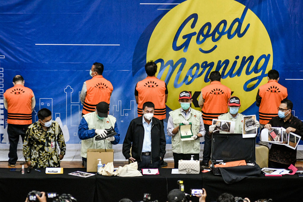 Komisi Pemberantasan Korupsi (KPK) menahan Menteri Kelautan dan Perikanan Edhy Prabowo (EP) bersama empat orang lainnya yang telah ditetapkan sebagai tersangka. Mereka telah ditetapkan sebagai tersangka kasus dugaan suap terkait perizinan tambak, usaha dan/atau pengelolaan perikanan atau komoditas perairan sejenis lainnya tahun 2020.