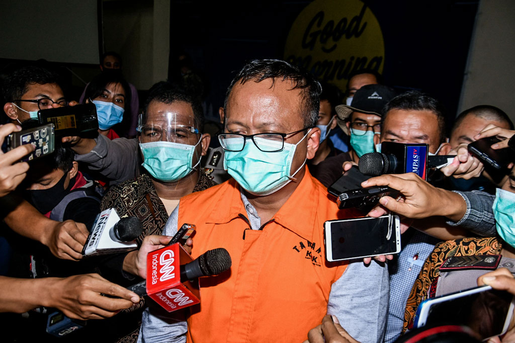 Empat tersangka lainnya yang ditahan, yaitu Staf Khusus Menteri Kelautan dan Perikanan sekaligus Wakil Ketua Pelaksana Tim Uji Tuntas (Due Diligence) Safri (SAF), pengurus PT ACK Siswadi (SWD), staf istri Menteri Kelautan dan Perikanan Ainul Faqih (AF), dan Direktur PT DPP Suharjito (SJT).