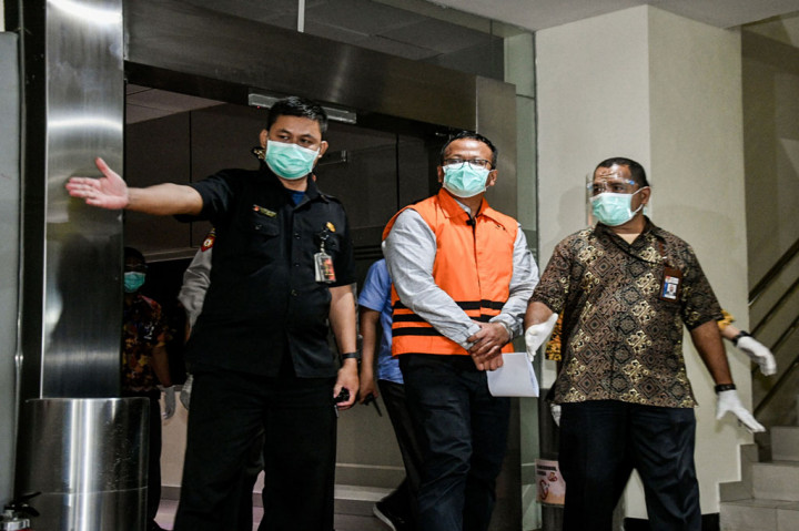 KPK total menetapkan tujuh tersangka terkait kasus tersebut. Sedangkan dua tersangka lainnya belum ditahan dan diimbau segera menyerahkan diri ke KPK, yaitu Staf Khusus Menteri Kelautan dan Perikanan sekaligus Ketua Pelaksana Tim Uji Tuntas (Due Diligence) Andreau Pribadi Misata (APM) dan Amiril Mukminin (AM).