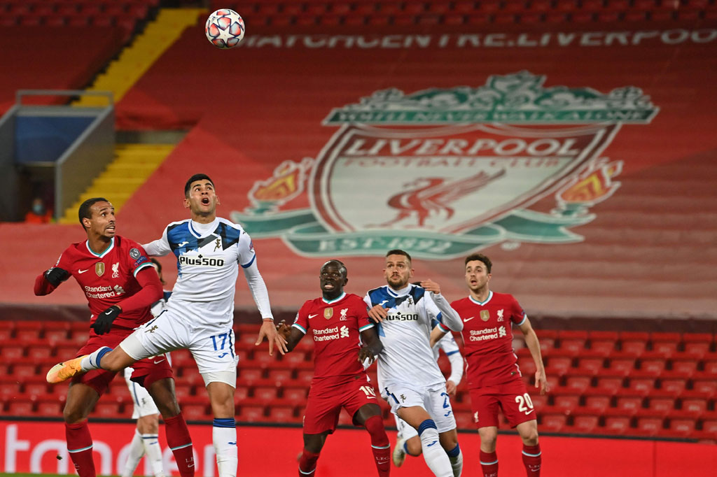 Sepanjang babak pertama, Atalanta kerap mendikte para pemain muda Liverpool di lini belakang dengan melancarkan serangan bergelombang. Joel Matip yang menjadi tutor bagi Nico dan Rhys sukses membuat keduanya bisa tampil disiplin sepanjang babak pertama.