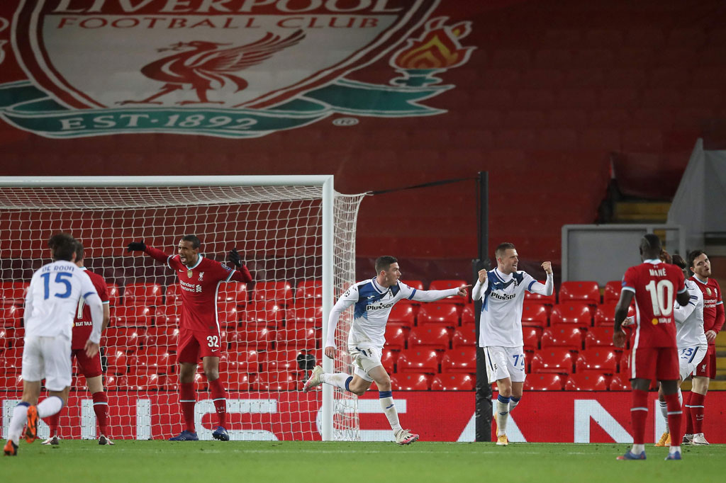Bukannya menyamakan kedudukan, mereka harus kembali memungut bola dari gawangnya empat menit setelah gol pertama. Robin Gossens yang berdiri tanpa pengawalan menerima umpan Hateboer dan langsung menyelesaikannya dengan mudah.