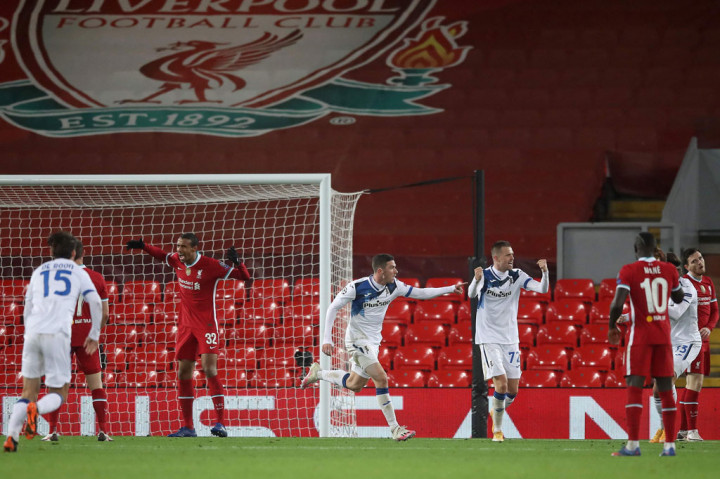 Bukannya menyamakan kedudukan, mereka harus kembali memungut bola dari gawangnya empat menit setelah gol pertama. Robin Gossens yang berdiri tanpa pengawalan menerima umpan Hateboer dan langsung menyelesaikannya dengan mudah.