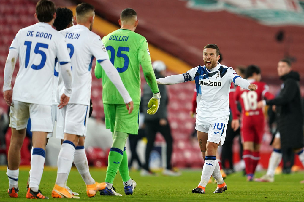 Masuknya Firmino dan Jota memang membuat aliran bola di lini depan Liverpool lebih mengancam. Namun kondisi itu diantisipasi oleh Atalanta dengan menerapkan pertahanan  yang disiplin. Hingga laga bubaran skor 2-0 untuk kemenangan Atalanta atas Liverpool tetap bertahan.