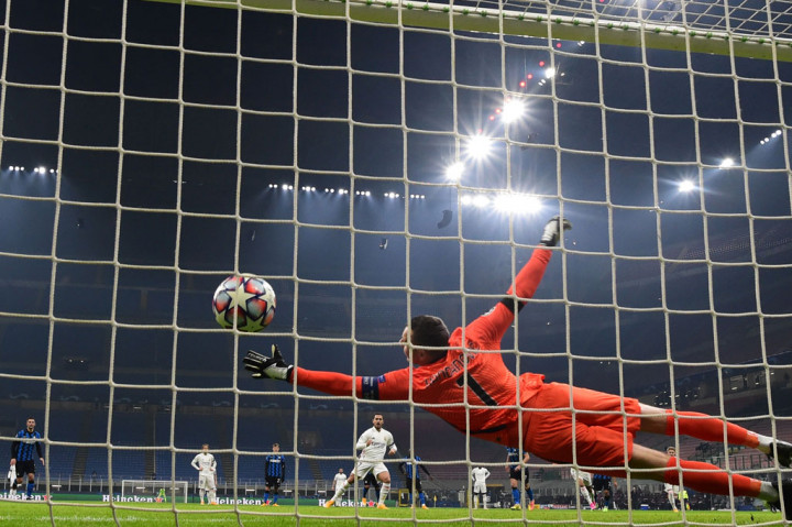 Laga baru berlangsung tujuh menit Real Madrid mendapat hadiah penalti akibat pelanggaran yang dilakukan Nicolo Barella terhadap Nacho Fernandez. 