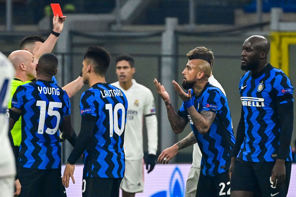 Petaka bagi Inter datang pada menit ke-33 setelah Vidal mendapat dua kartu kuning dalam rentang waktu singkat karena berlebihan saat melancarkan protes terhadap wasit. Dan Inter harus memainkan sisa laga dengan sepuluh pemain.