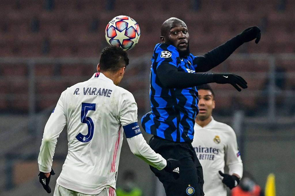 Pada awal babak kedua Inter yang kalah jumlah pemain mampu bermain lebih baik. Mereka juga berani keluar menyerang meski berisiko meninggalkan lubang di lini belakang.