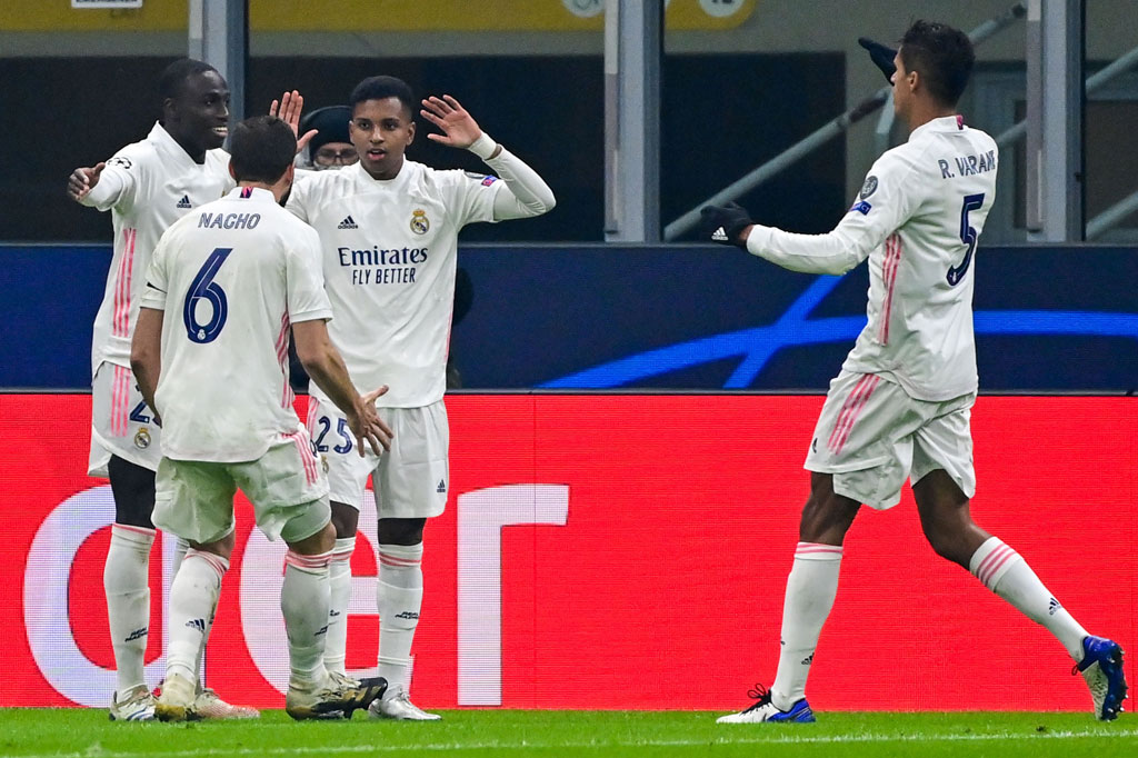 Situasi itu berhasil dimaksimalkan kubu Real untuk menggandakan keunggulan pada menit ke-59. Lucas Vazquez mendapat ruang di tepi lapangan dan mengirimkan umpan silang sempurna untuk disambar pemain pengganti Rodrygo, bola kemudian terdefleksi Achraf Hakimi sebelum masuk ke gawang Inter.