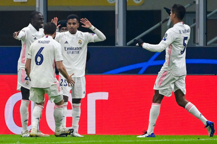 Situasi itu berhasil dimaksimalkan kubu Real untuk menggandakan keunggulan pada menit ke-59. Lucas Vazquez mendapat ruang di tepi lapangan dan mengirimkan umpan silang sempurna untuk disambar pemain pengganti Rodrygo, bola kemudian terdefleksi Achraf Hakimi sebelum masuk ke gawang Inter.