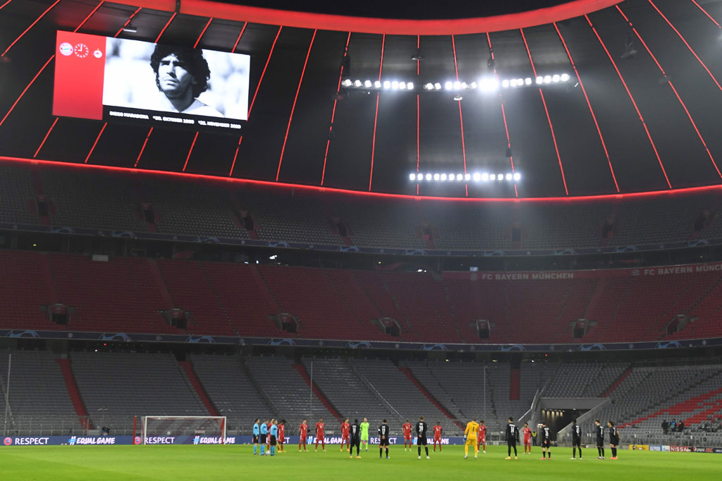 Sebelum laga dimulai, pemain kedua kesebelasan melakukan doa bersama untuk mendiang legenda sepakbola Argentina Diego Armando Maradona.