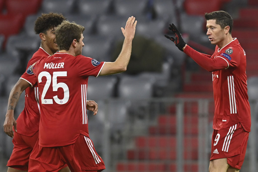 Sang juara bertahan baru mampu membuka keunggulan pada menit ke-42 lewat Robert Lewandowski menyambar bola muntah tendangan mendatar Thomas Mueler yang ditahan kiper Salzburg Cican Stankovic. Skor 1-0 bertahan hingga jeda.
