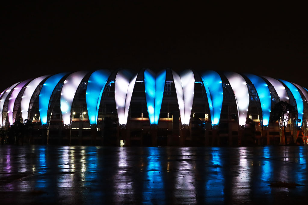Stadion Beira-Rio Sport Club Internacional diterangi dengan warna bendera Argentina untuk menghormati pemain Argentina Diego Armando Maradona di Porto Alegre, Brasil pada Rabu, 25 November 2020.