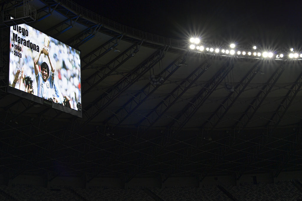 Gambar mendiang legenda sepak bola Argentina Diego Maradona terlihat di layar di Stadion Mineirao, selama pertandingan antara Atletico Minerirao dan Botafogo untuk Kejuaraan Brasil, di Belo Horizonte, Minas, Brasil pada Rabu, 25 November 2020.