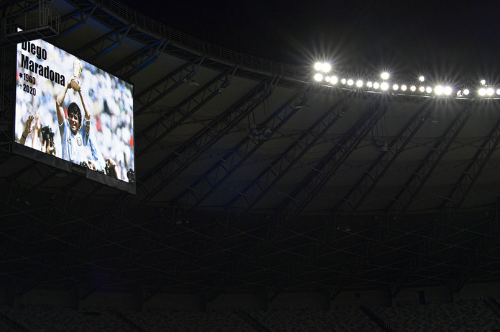 Gambar mendiang legenda sepak bola Argentina Diego Maradona terlihat di layar di Stadion Mineirao, selama pertandingan antara Atletico Minerirao dan Botafogo untuk Kejuaraan Brasil, di Belo Horizonte, Minas, Brasil pada Rabu, 25 November 2020.