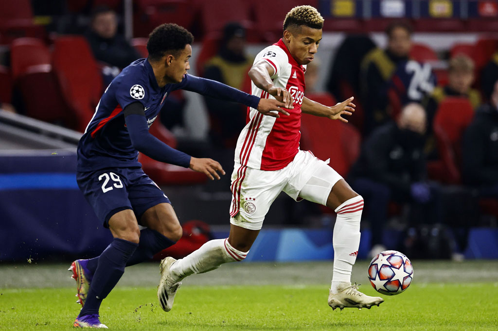 Pelatih Erik ten Hag tetap mempertahankan skuad terbaiknya dalam pertandingan kali ini. Trio David Neres, Lassina Traore, serta Dusan Tadic masih menjadi tumpuan lini depan Ajax yang disokong kemampuan Davy Klaassen.