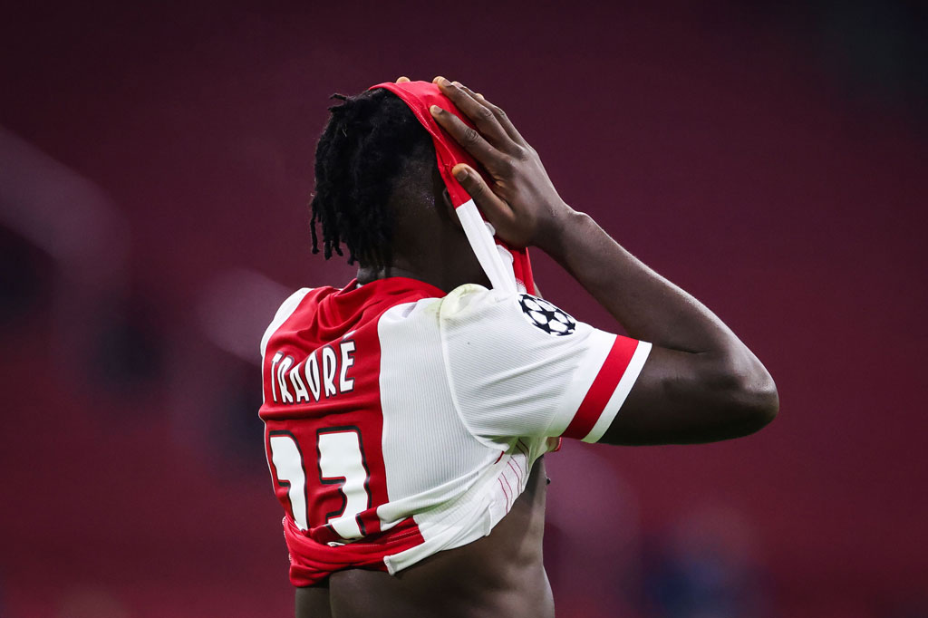 Ajax memperoleh peluang pertama pada menit ke-9 melalui kaki Traore. Mendapat bola muntah, Traore melepaskan sepakan yang terlalu kencang dan membuat bola malah melambung.