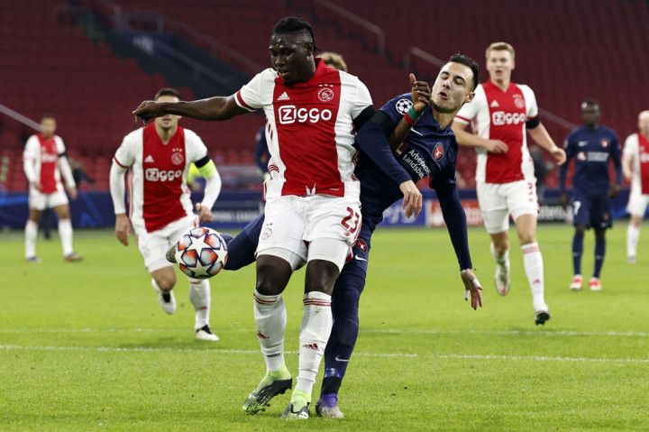 Jelang setengah jam pertandingan bergulir, Traore kembali mengancam gawang tim tamu. Sayang sepakannya dari luar kotak penalti setelah menerima umpan Mazraoui masih membentur mistar gawang. Babak pertama berakhir tanpa gol.