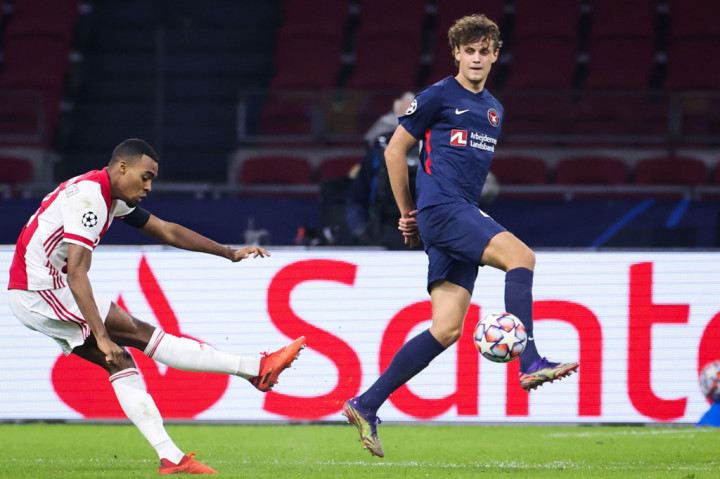 Paruh kedua baru berjalan dua menit, Ajax sukses menggetarkan jala gawang tim tamu melalui sepakan indah Ryan Gravenberch. Ia yang berdiri di luar kotak penalti, melepaskan sepakan melengkung yang tak bisa dijangkau kiper Jesper Hansen.