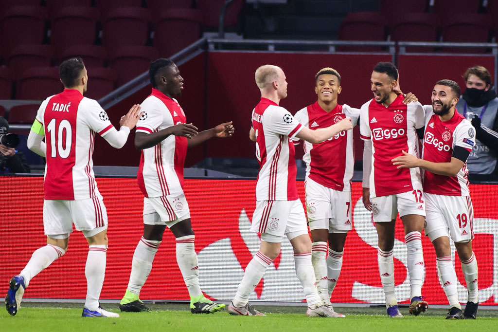 Hanya berselang dua menit, Noussair Mazraoui menggandakan keunggulan bagi Ajax. Berawal dari skema kaki ke kaki, Mazraoui yang melakukan overlapping melepaskan sepakan ke sudut gawang.