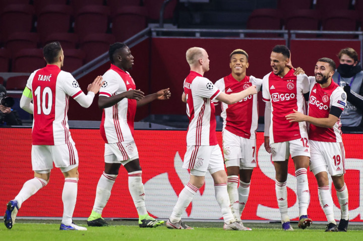 Hanya berselang dua menit, Noussair Mazraoui menggandakan keunggulan bagi Ajax. Berawal dari skema kaki ke kaki, Mazraoui yang melakukan overlapping melepaskan sepakan ke sudut gawang.