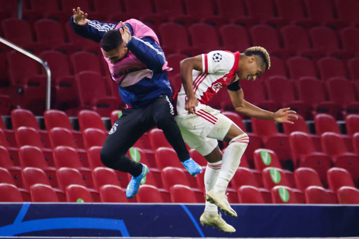 David Neres semakin membuat Midtylland terpuruk. Sepakan kerasnya dari luar kotak penalti melesat tak terbendung hingga kembali membuat Jesper Hansen harus memungut bola untuk yang ketiga kalinya.