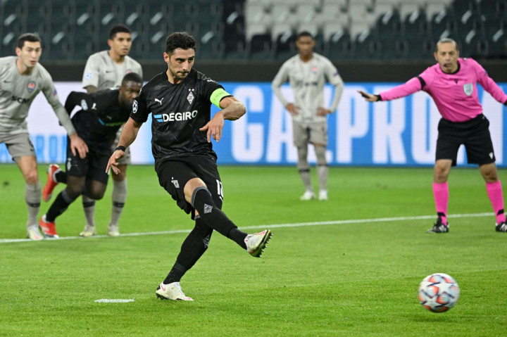 Gladbach mendapat hadiah penalti pada menit ke-17 akibat pelanggaran Sergey Krivtsov terhadap Marcus Thuram di kotak terlarang. Lars Stindl yang menjadi algojo sukses menjalankan tugasnya untuk membawa tim Jerman membuka keunggulan.