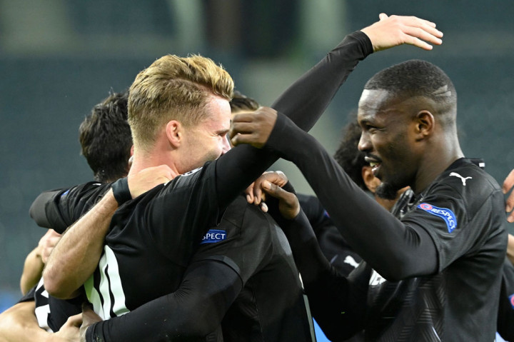 Gol kedua Gladbach baru tercipta pada menit ke-34. Stindl berperan sebagai pengumpan melalui tendangan bebas yang kemudian ditanduk Nico Elvedi untuk membobol gawang Shakhtar.