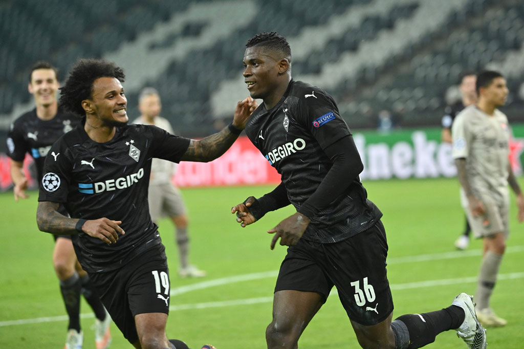 Gladbach mengemas gol ketiganya pada menit ke-45+1. Bola tendangan bebas Oscar Wendt gagal disapu dengan sempurna oleh pemain Shakhtar. Bola kemudian mengarah ke Embolo yang menyambutnya dengan sepakan salto tanpa dapat diantisipasi kiper Pyatov.