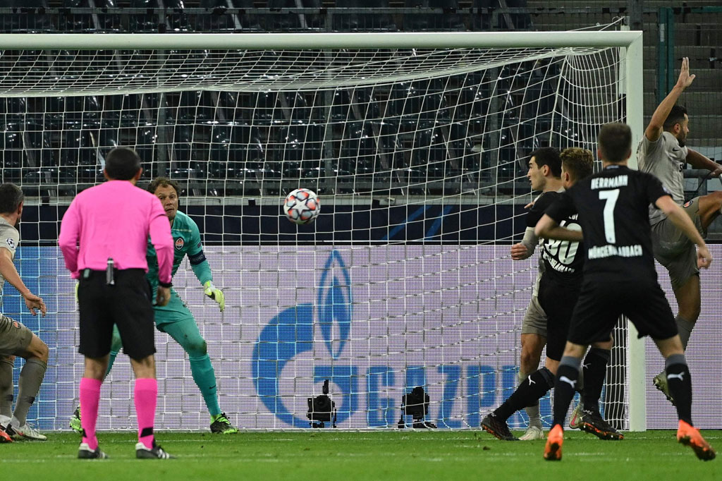 Justru Shakhtar kemasukan untuk keempat kalinya pada menit ke-77. Wendt melepaskan tendangan bebas yang mengenai kerumunan pemain, bola kemudian masuk ke gawang tim tamu.