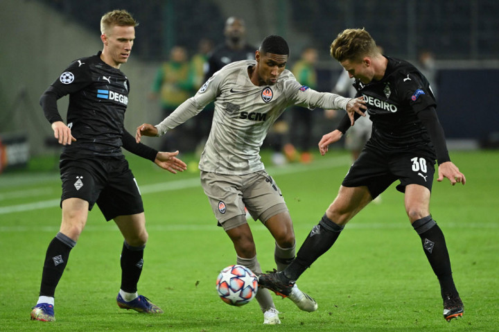 Setelah turun minum, Shakhtar berusaha tampil lebih menyerang. Mereka lebih banyak menguasai bola, meski belum mampu merepotkan kiper Gladbach.