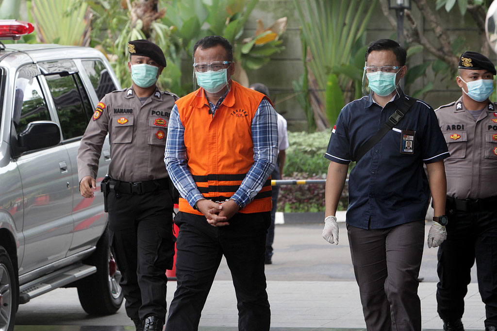 Edhy Prabowo tiba di Gedung Merah Putih KPK sekitar pukul 11.49 WIB. Mengenakan rompi tahanan berwarna oranye dan tangan diborgol, Edhy Prabowo turun dari mobil dikawal dua polisi.