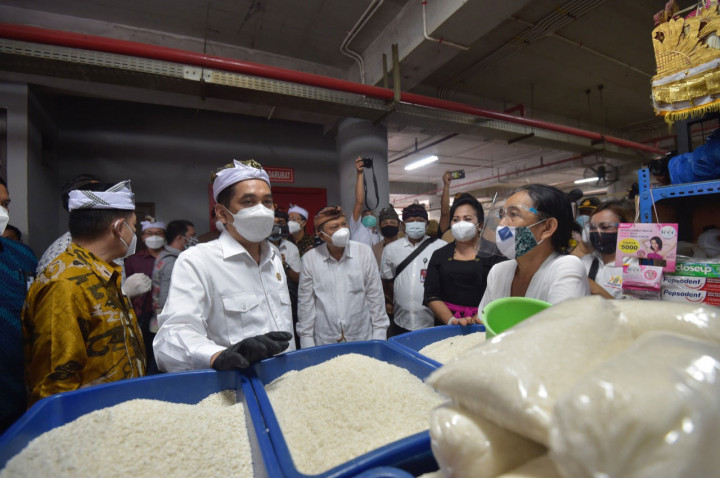 Mendag juga mengapresiasi penerapan protokol kesehatan di Pasar Badung yang baik. Fasilitas seperti cuci tangan, handsanitizer ada di setiap sudut pasar. Para pedagang juga menggunakan masker dan faceshield selama beraktivitas. Para pengunjung pun menerapkan protokol kesehatan dengan baik. 