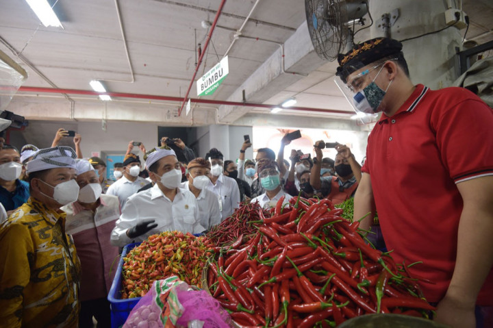 Menteri Perdagangan (Mendag) Agus Suparmanto melakukan kunjungan ke Pasar Badung, Denpasar, Bali, Kamis, 26 November 2020. Kedatangan Mendag adalah untuk memantau stabilitas harga bahan pokok menjelang Natal 2020 dan Tahun Baru (Nataru) Tahun 2021.