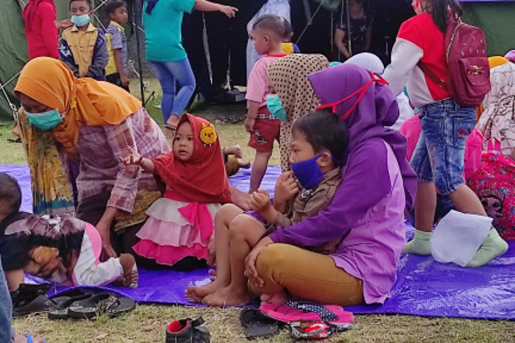 Situasi Merapi yang makin genting ditingkahi suara gemuruh dari puncak gunung pada Rabu, 25 November 2020, malam, membuat 102 warga kawasan rawan bencana (KRB) III Merapi  di Dusun Sumber, Desa Klakah, kecamatan Selo, kabupaten Boyolali yang masih bertahan minta diungsikan ke Tempat Penampungan Pengungsi Sementara (TPPS) Klakah. Mereka merasa ketakutan mendengan suara gemuruh keras dari puncak.