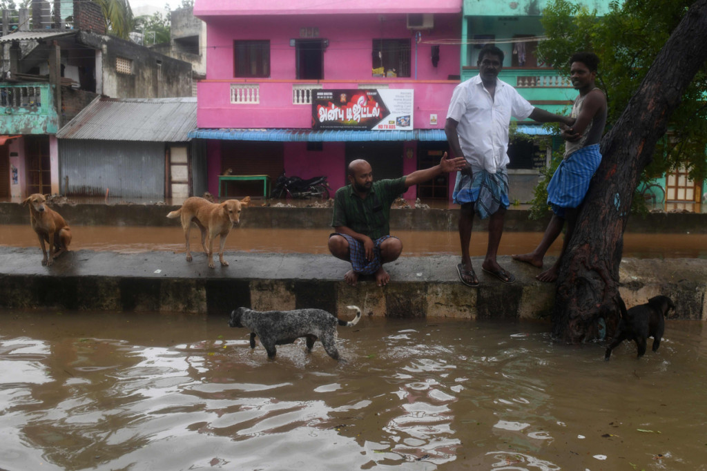 Hujan deras yang dipicu topan menyebabkan banjir yang merendam sejumlah jalanan utama di kota Chennai, kota terbesar di Tamil Nadu, yang merupakan rumah bagi banyak produsen mobil besar.