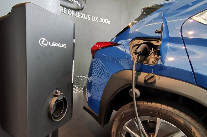 Setiap pembelian compact crossover ini akan mendapatkan dua jenis charger, yakni Household Socket Charging Cable yang dapat digunakan di stop kontak dinding standar dan AC Wall Charger.