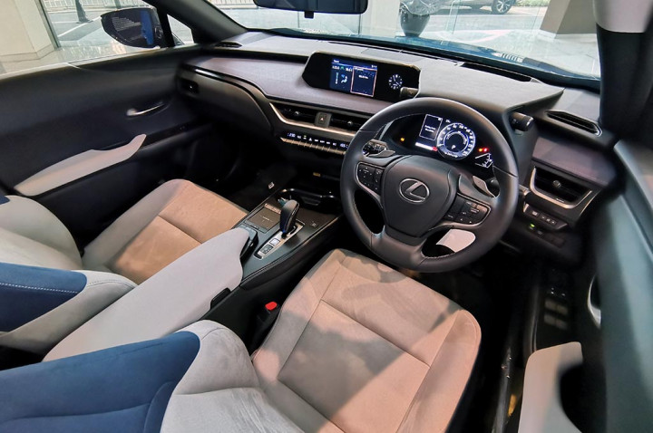 Desain interior juga dirancang dengan mengedepankan Human-Centered Cockpit, penempatan jok dan fitur-fitur berkendara yang terfokus kepada pengemudi dan penumpangnya.