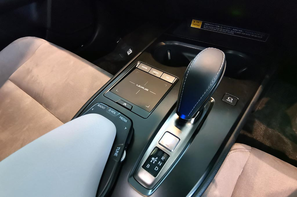 Sebagai sentuhan flagship yang fungsional, Electronic Drive Selector yang terinspirasi dari Lexus LC telah menggantikan persneling konvensional untuk pengalaman mengemudi yang berbeda.