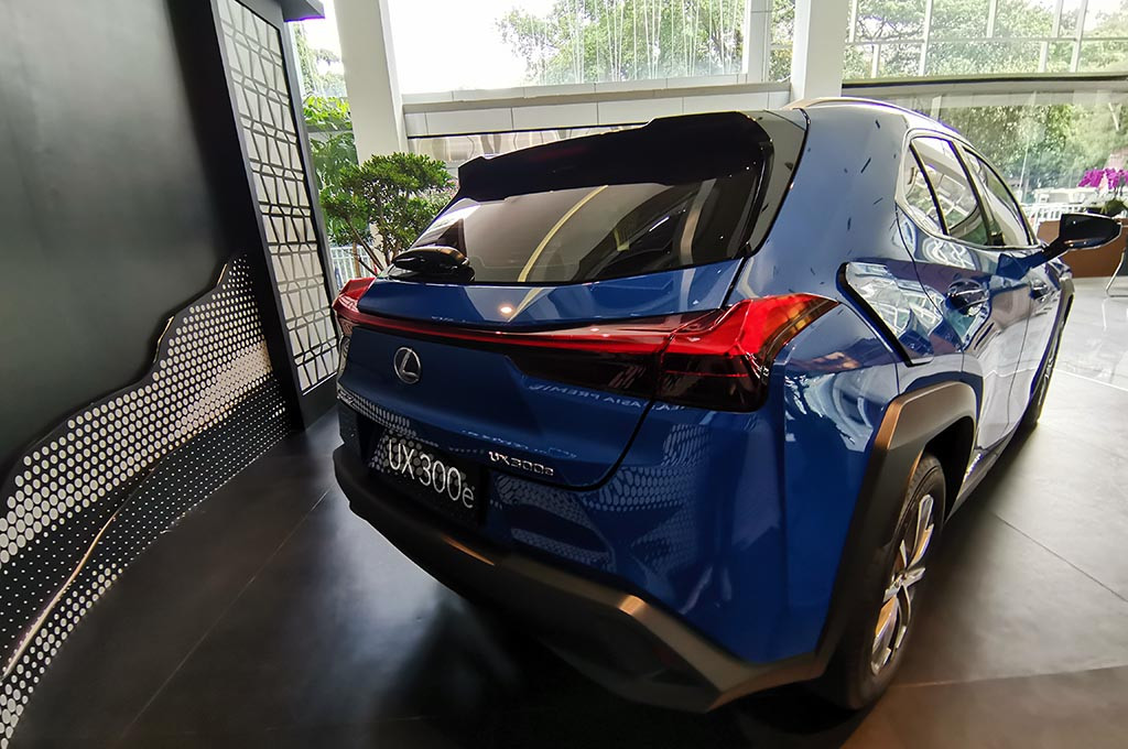 Lampu belakang menggunakan desain limitless line berbentuk horizontal yang menyatu dari kiri ke kanan.