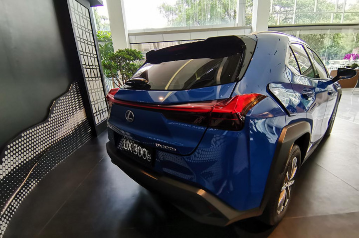 Lampu belakang menggunakan desain limitless line berbentuk horizontal yang menyatu dari kiri ke kanan.