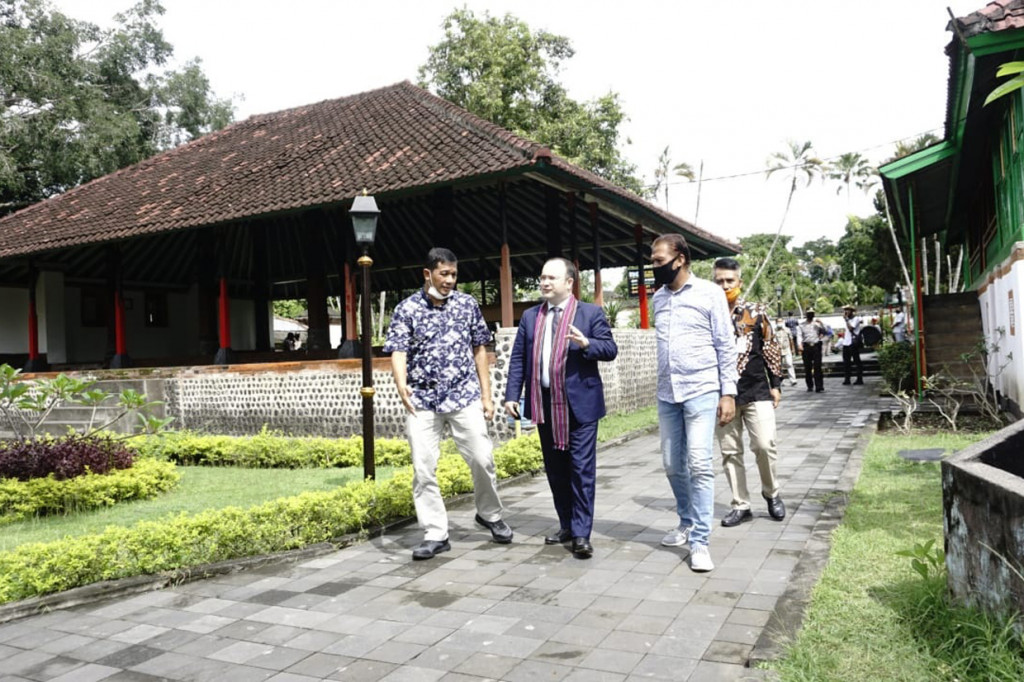 Selama hampir satu jam, Mirzayev didampingi Kepala Dinas Pariwisata Saepul Akhkam dan jajaran mengelilingi taman seluas hampir 7 hektar tersebut. Kunjungan ke Taman Narmada ini juga menjadi area pembanding harmoni, pluralusme di Indonesia, dan juga tentang kebhineka tunggal ikaan dengan pancasila.