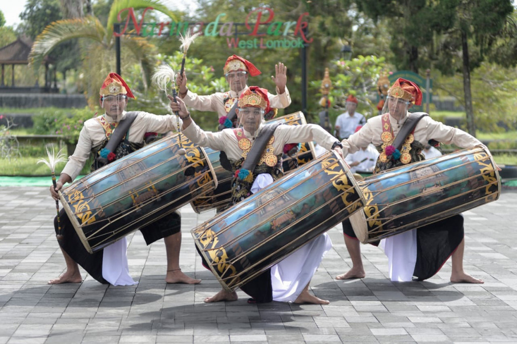 Di Taman Narmada, ia juga menikmati sajian Pagelaran Kesenian yang menampilkan musik kolaborasi antara gamelan, gendang beleq, musik modern, serta harmonisasi tari rebong dan fashion show baju adat sasak. Atraksi semacam ini akan lebih sering digelar Dispar Lobar tidak hanya di Taman Narmada, tapi juga di berbagai kawasan seperti Lingsar, Senggigi, Sekotong, Gerung, dan lainnya.